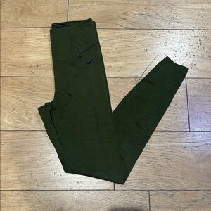Women’s Nike dri- fit leggings • XS